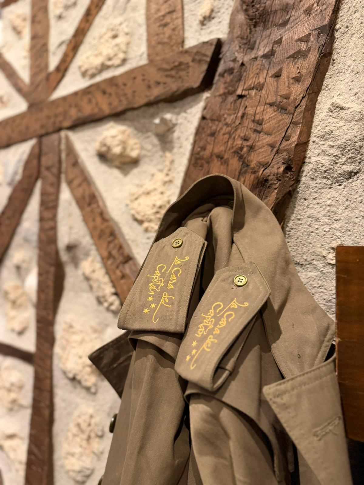 La Casa del Capitán — detalle del uniforme